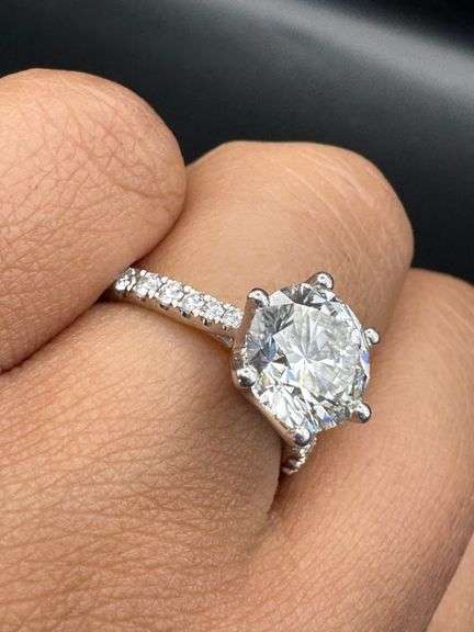 14K White Gold Round Brilliant Cut Diamond Ring of 2.80
