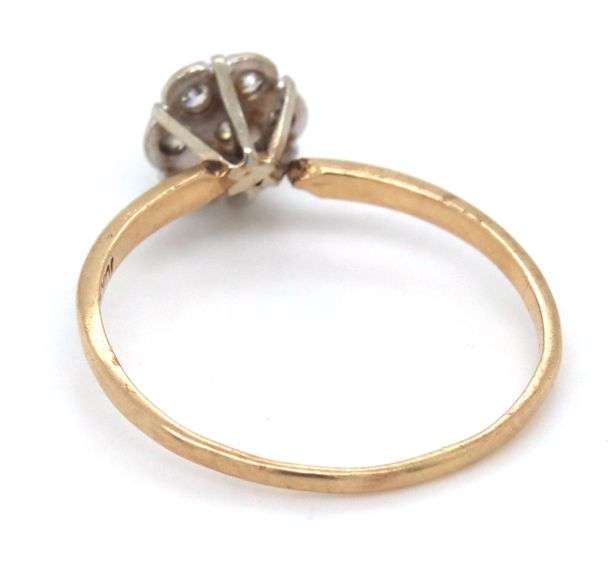 10kt Yellow gold flower style diamond ring