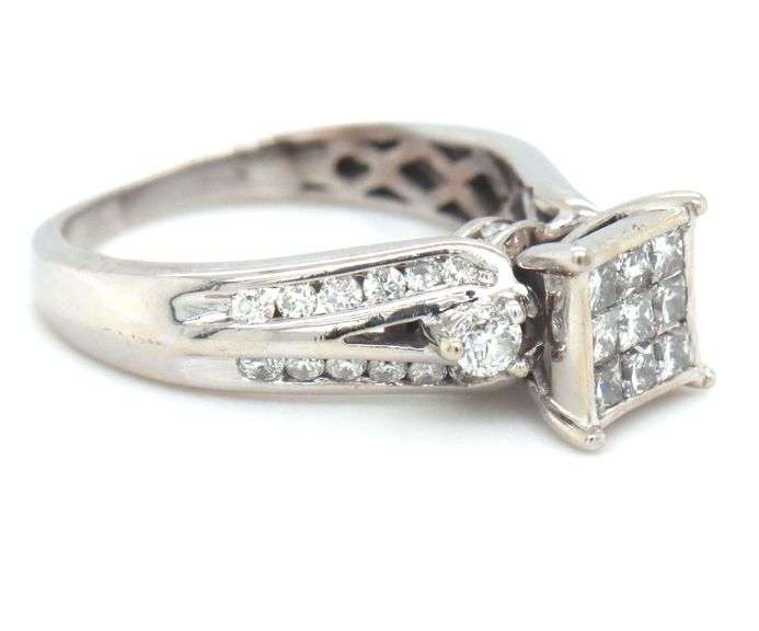 10kt White gold 0.80ctw princess cut and round brilliant cut diamond cluster ring