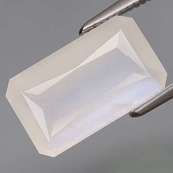 Top color! 3.30ct pearl white Moonstone with strong blue shadowing!