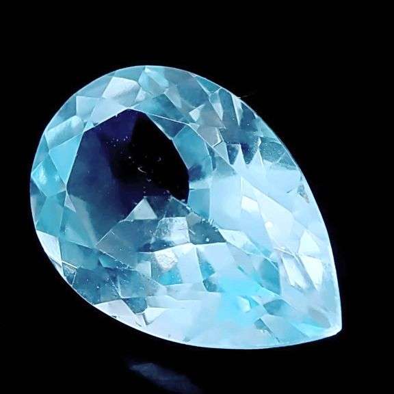 Full sparkle! 6.62ct vivid baby blue Topaz!