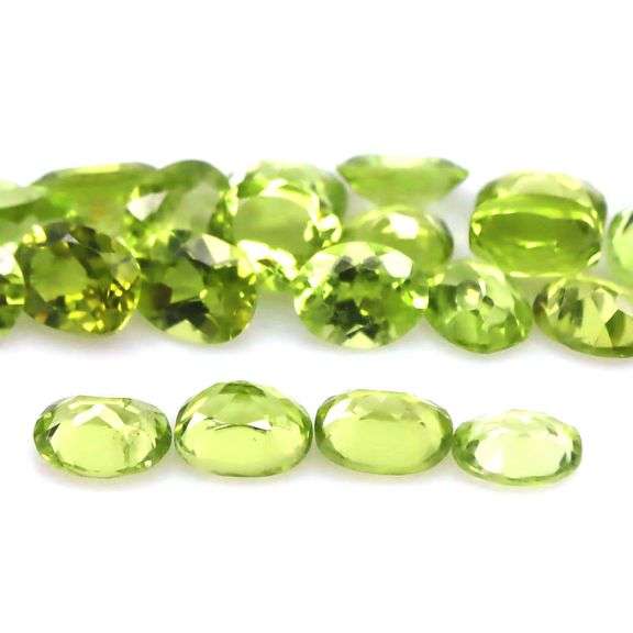 You've got sparkles for days in this 9.22ct Peridot set!