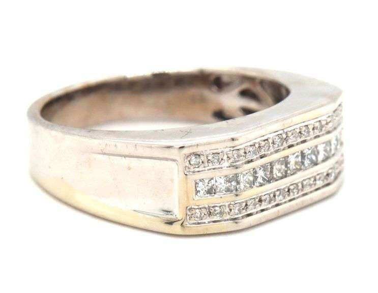 10kt White gold round and princess cut 3 row diamond gent's ring