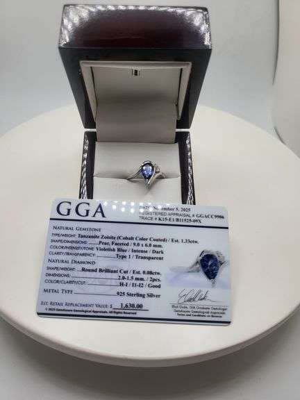 Very fine Tanzanite ring in silver , GGA certified with diamond