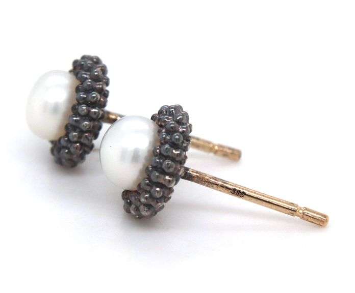 Lagos Caviar pearl stud earrings in 925 sterling silver