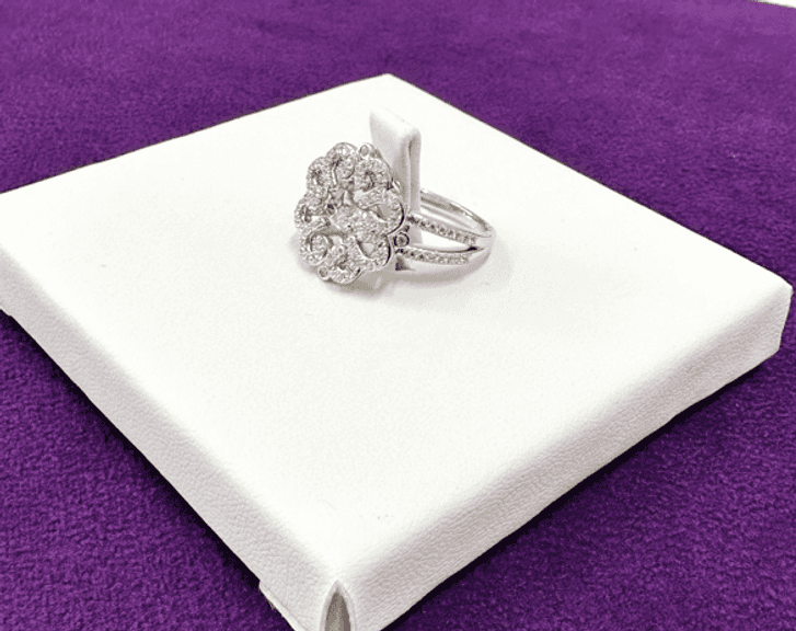 Beautiful Flower style Sterling silver with center dancing simulated diamond Ring in size 7