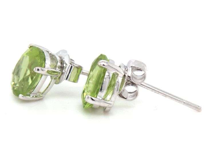 14kt White gold oval peridot stud earrings