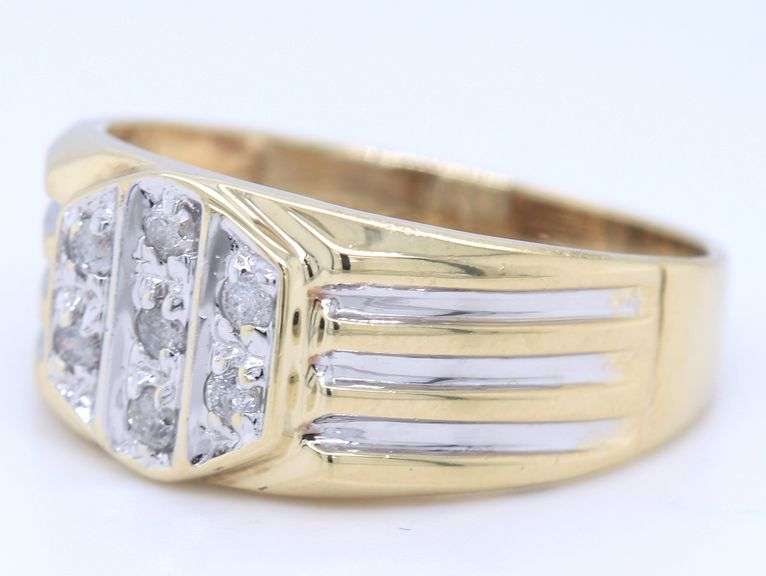 10kt Yellow gold approximate 0.20ctw 2 tone diamond gent's ring