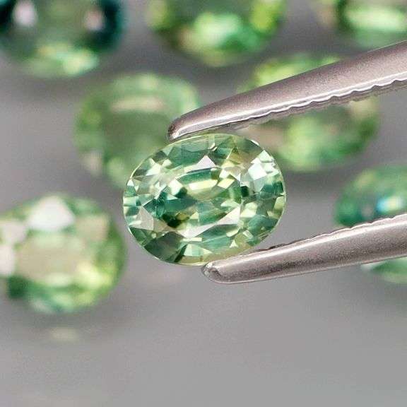 Heated only! Fantastic 2.60ct bright green Sapphire set!