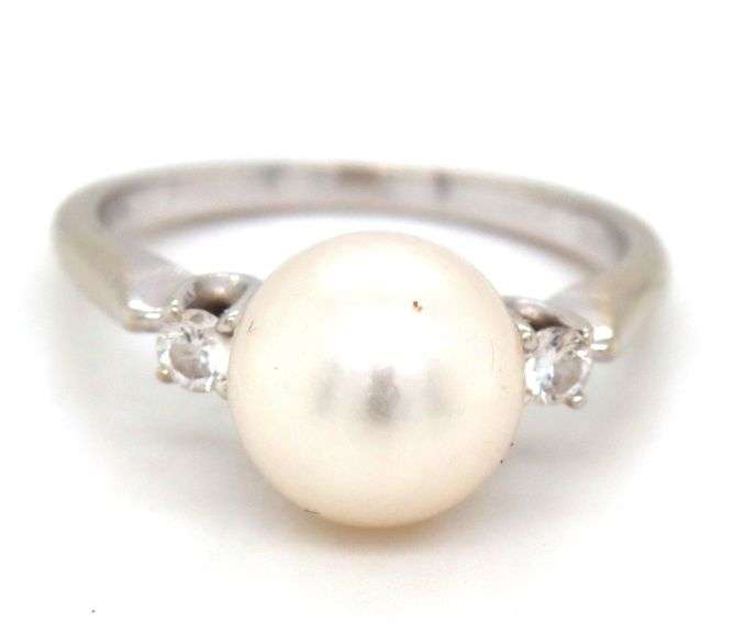14kt White gold pearl and diamond ring
