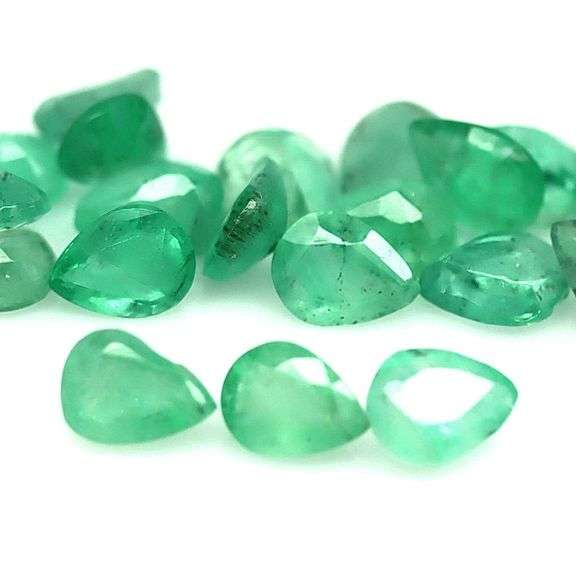 Bright emerald green 7ct 25pc Emerald set