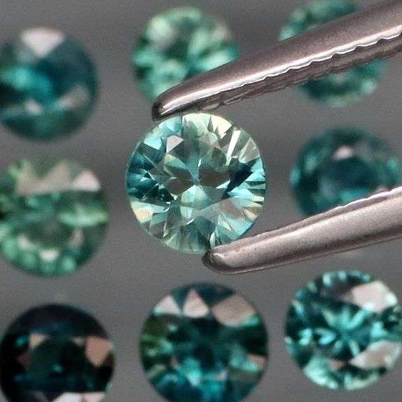 Multi-hue 3.07ct natural blue green Sapphire set