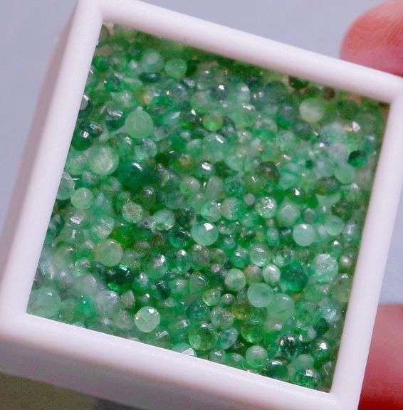 You get a beautiful mix of greens in this 21.29ct Emerald set!