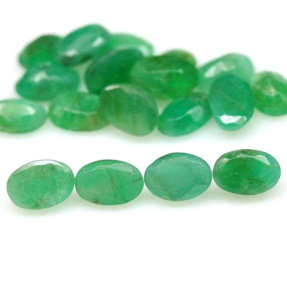 Vivid color in this 8.03ct Zambian Emerald set