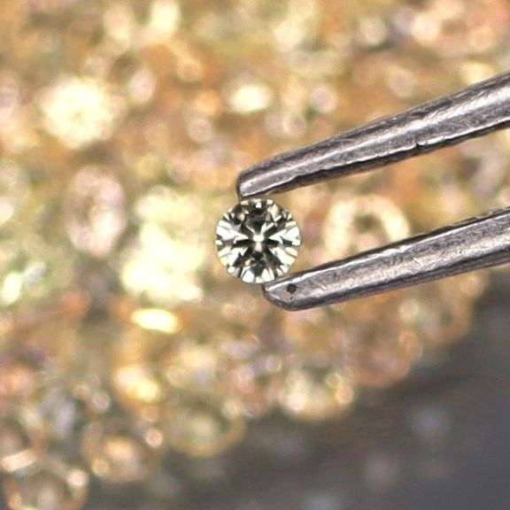 SUPERB!!! VS to eye clean 3.01ct canary yellow Sapphire set