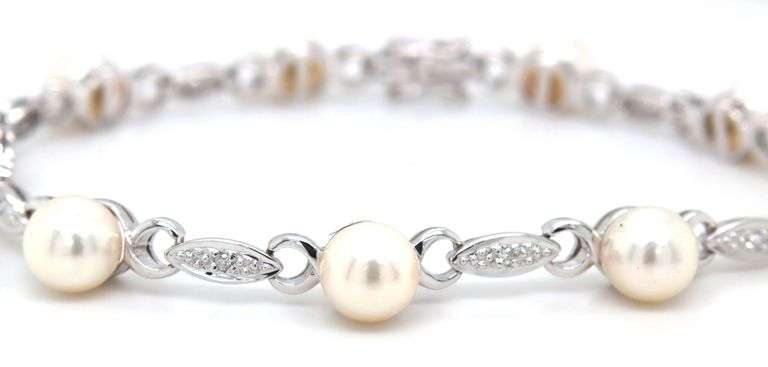 14kt White gold 6.5-7mm pearl and diamond accent bracelet