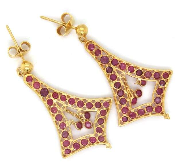 18kt Yellow gold ruby dangle earrings