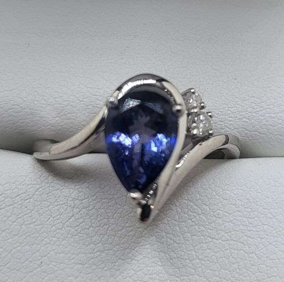 Very fine Tanzanite ring in silver , GGA certified with diamond