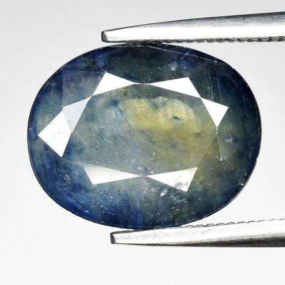 Very unique and very large! 4.60ct blue and yellow Sapphire!