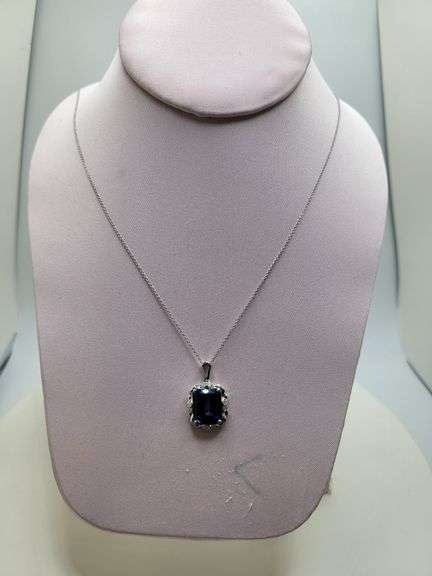 Extremely fine quality Lab grown Sapphire 7.33 CTW and diamond pendent in silver, GGA certfied