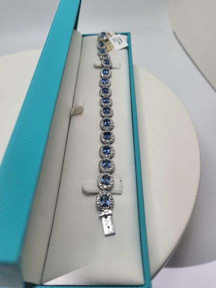 A true statement of elegance of Tanzanite and diamond Bracelet in Silver – GGA Certified. Set in lus