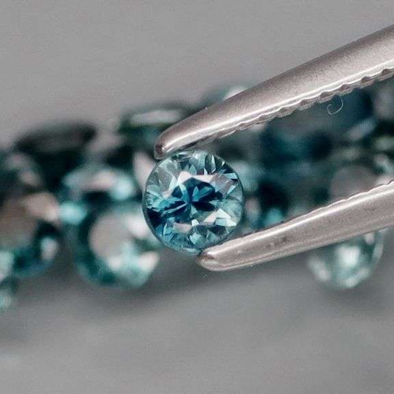 Natural 2.34ct blue Sapphire set with multiple hues