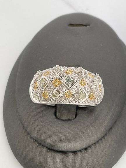 CERTIFIED LADIES 18K WHITE GOLD AND DIAMOND BAND. / RING
