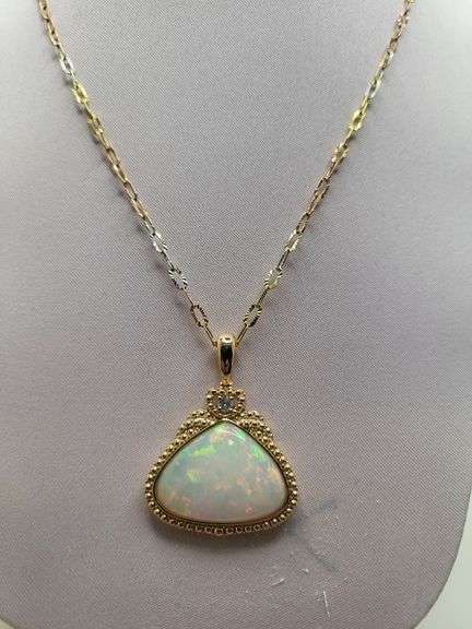 Extremely fine quality one Opal pendent in silver, GGA certfied, Size: 18