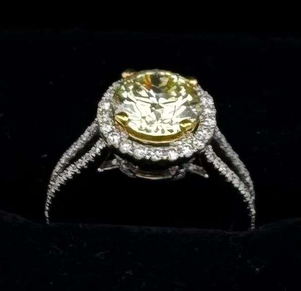 18K Two-Tone Gold Round Brilliant Cut Diamond Ring Of 2.7 Ct