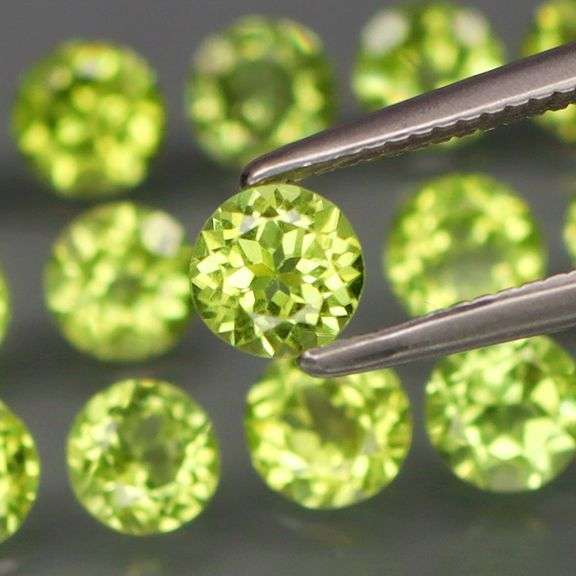 Round cut! Untreated! Matched! 4.46ct Peridot set!