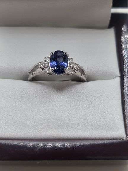 Very fine Tanzanite ring in silver , GGA certified with diamond