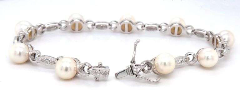 14kt White gold 6.5-7mm pearl and diamond accent bracelet