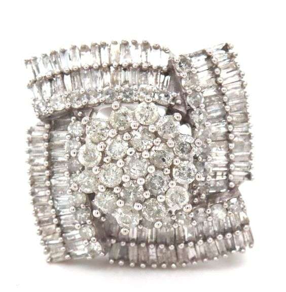 10kt White gold 2.65ctw round and baguette diamond cluster ring