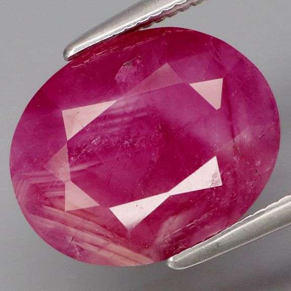Exciting 5.29ct white and red ruby from Madgascar. Heated only!