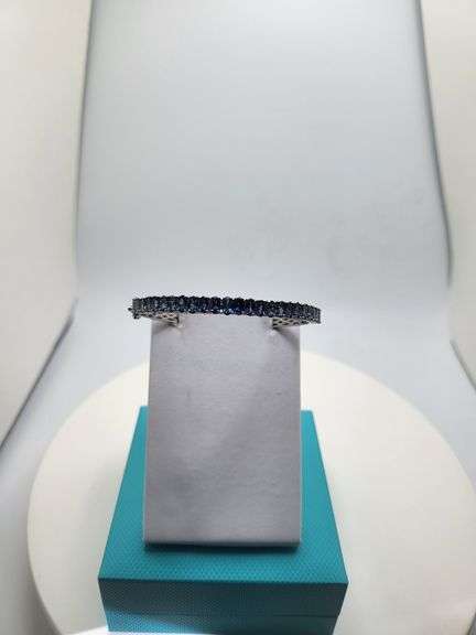 Very fine Natural Tanzanite 5.65ctw Bangle set in silver, GGA certified