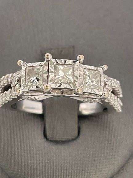 CERTIFIED LADIES 10K WHITE GOLD AND DIAMOND RING.