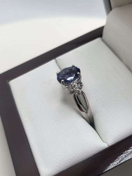 Very fine Tanzanite ring in silver , GGA certified with diamond