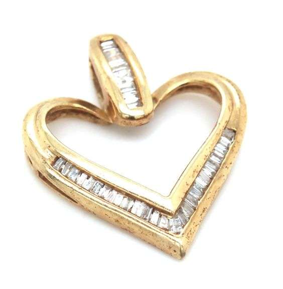10kt Yellow gold diamond heart shaped pendant