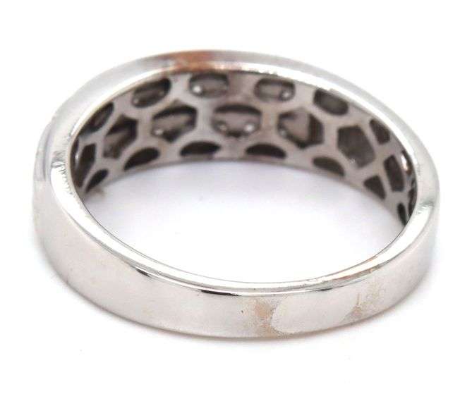 14kt White gold 0.25ctw 2 row diamond band