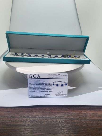 A true statement of elegance of Oval Cabochon Tanzanite Bracelet in Silver – GGA Certified. Set in l