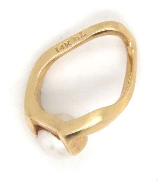 14kt Yellow gold white freshwater pearl pendant