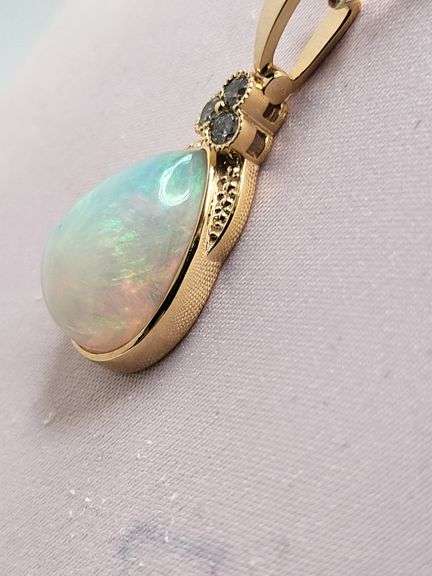 Extremely fine quality one Opal pendent in silver, GGA certfied, Size: 18