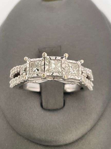 CERTIFIED LADIES 10K WHITE GOLD AND DIAMOND RING.