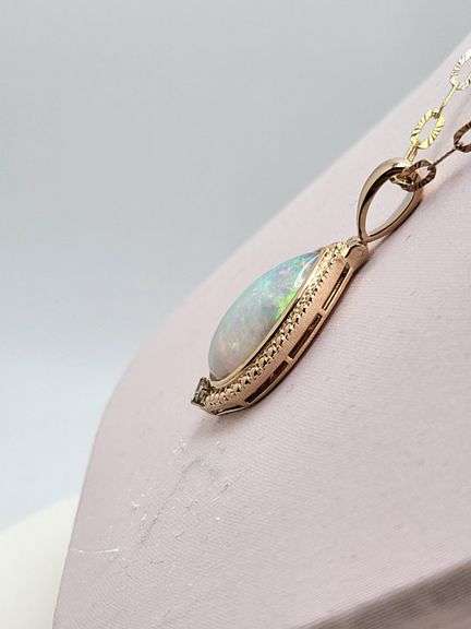 Extremely fine quality one Opal pendent in silver, GGA certfied, Size: 18