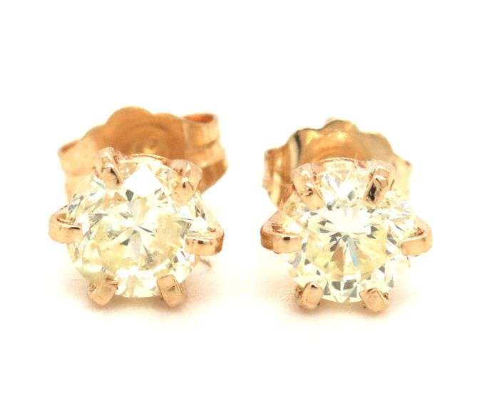 One pair of 14kt yellow gold 1.03ctw round brilliant cut diamond stud earrings