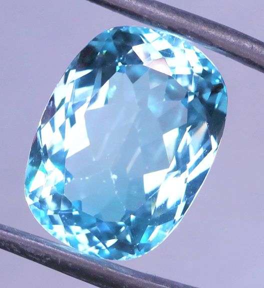 Superbly cut heavy flashing 18.97ct VS grade Swiss blue Topaz