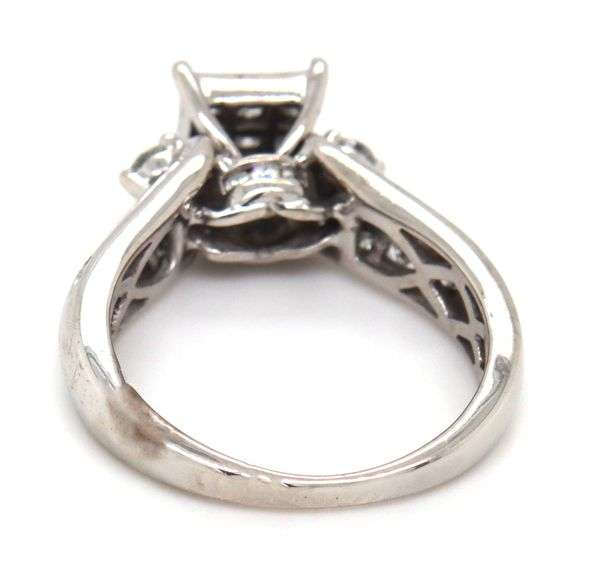 10kt White gold 0.80ctw princess cut and round brilliant cut diamond cluster ring