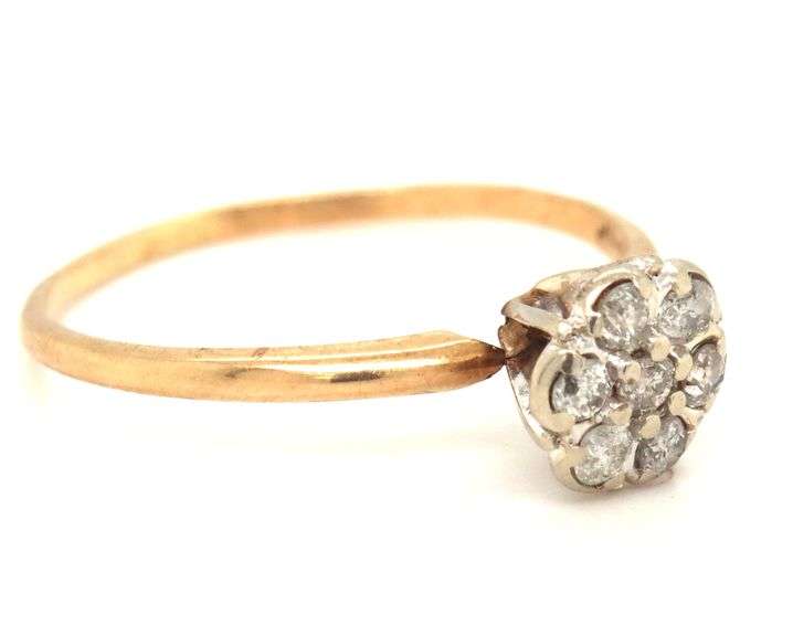 10kt Yellow gold flower style diamond ring