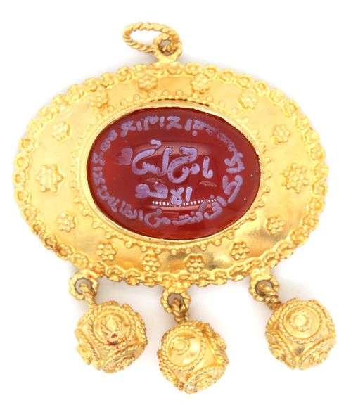 18kt Yellow gold Carnelian carved pendant