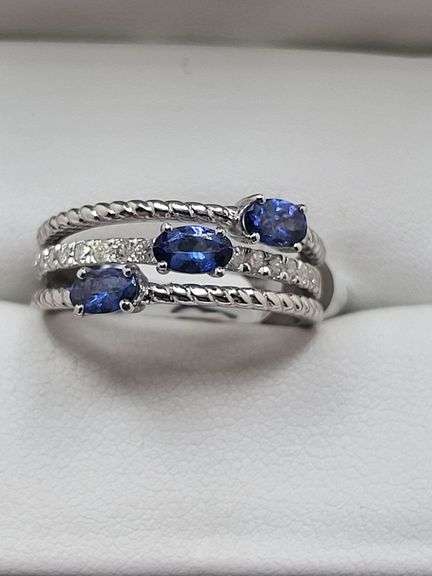 Very fine Tanzanite ring in silver , GGA certified